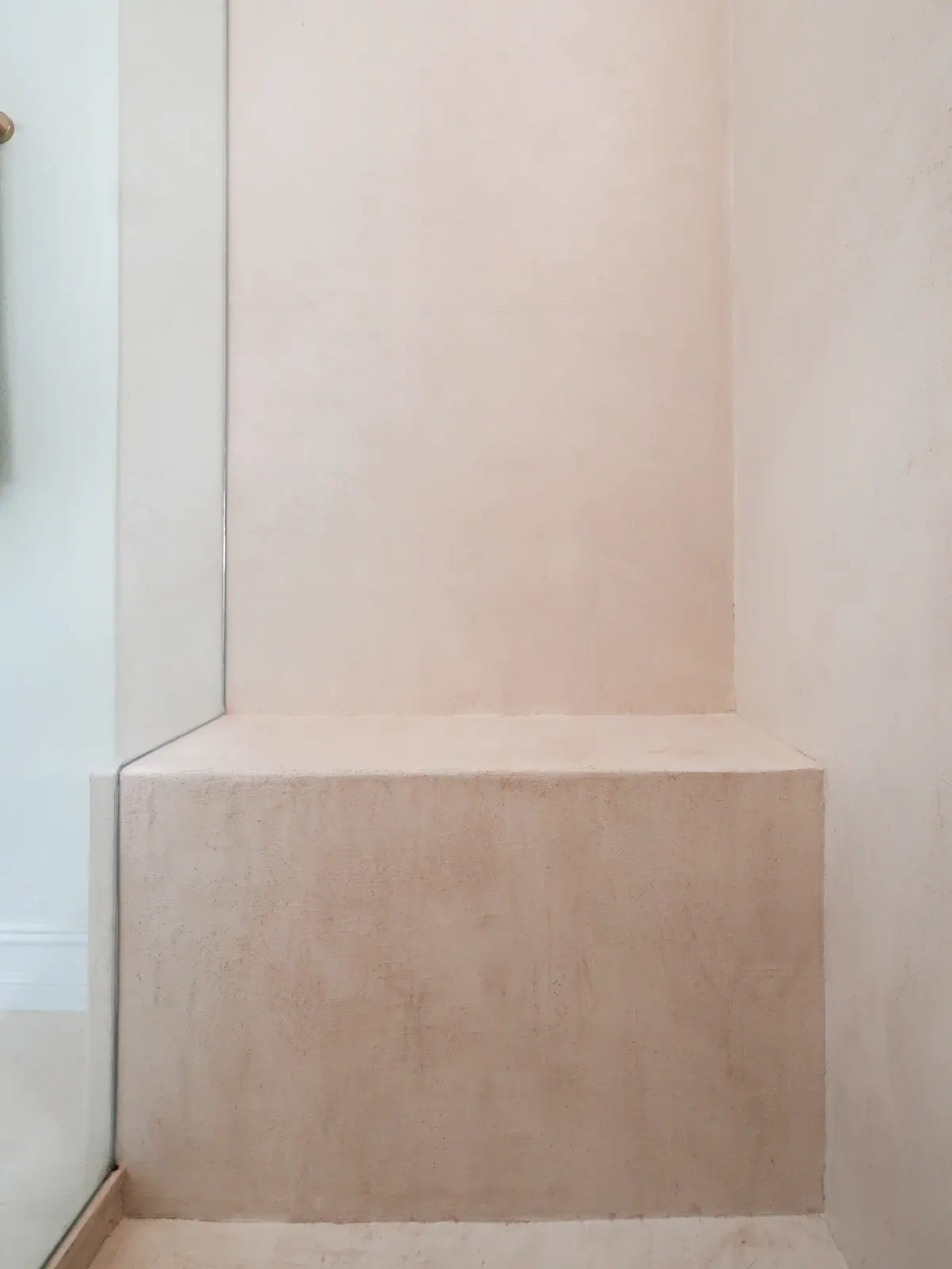 Microcement shower bench, seamless with the walls and floor